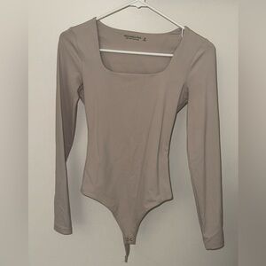 Abercrombie & Fitch Taupe Scoop Neck Long Sleeve Bodysuit